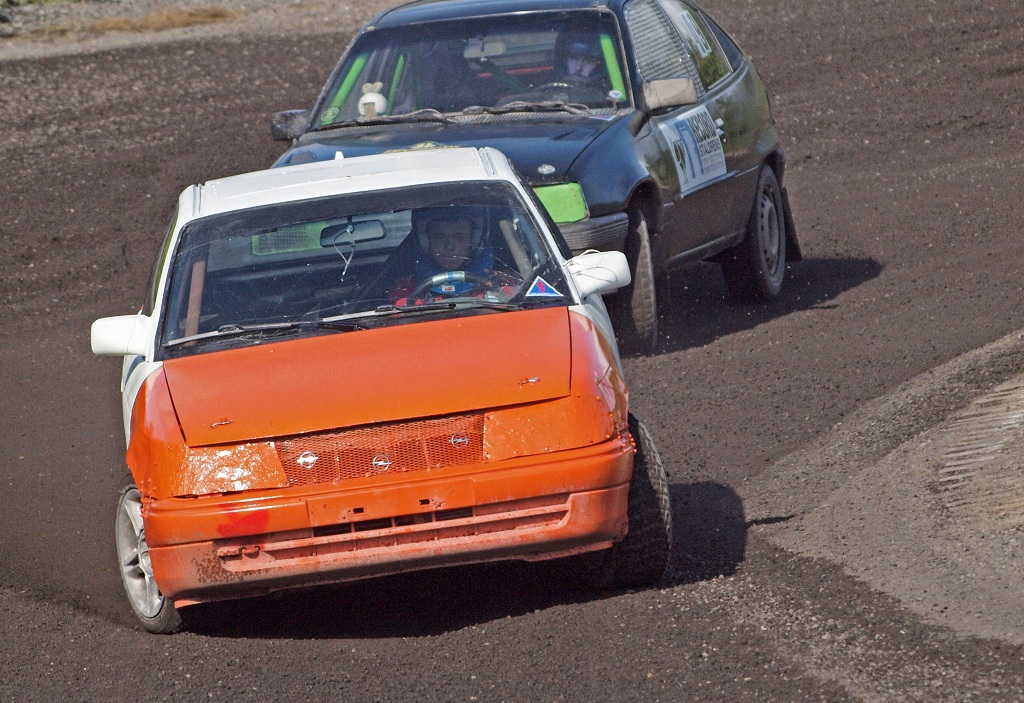 Nikolaj Nielsen fra VMK passerer det berømte halvbue-sving på Løvel Banen, hvor midtjyden ser frem til en topplacering.
(Foto: Åge Kirketerp Jensen)